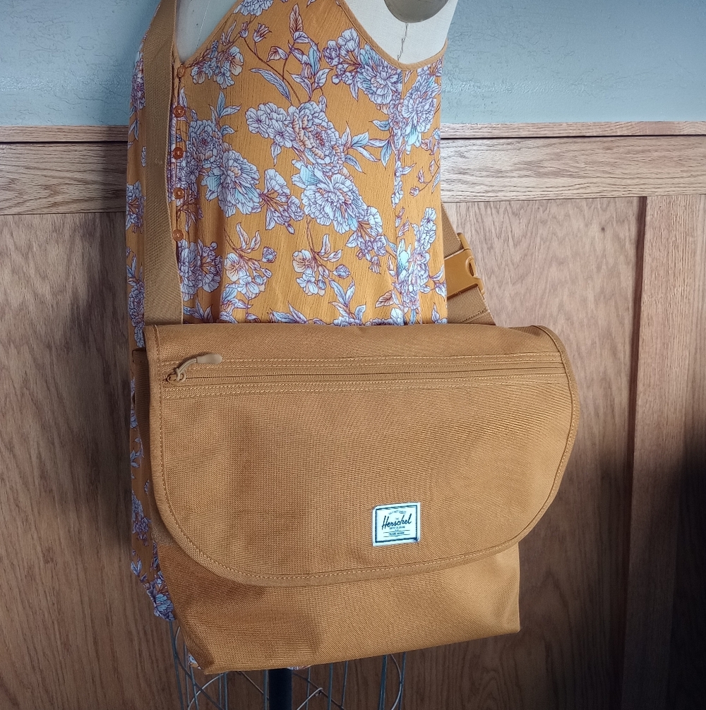 Herschel Supply Co. Lane Messenger Bag – Mustard Yellow